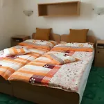 Penzion Akacliget Gyogy-es Strandfuerdo